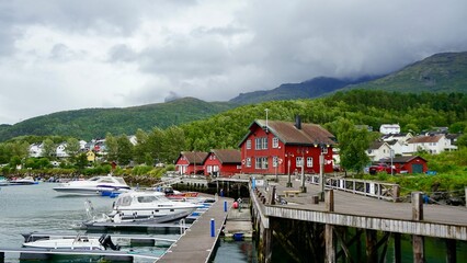 Narvik in Norwegen mit roten Häusern und Motorbooten
