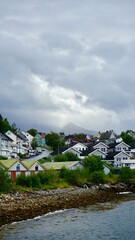 Narvik in Norwegen mit Häusern und Himmel am Meer