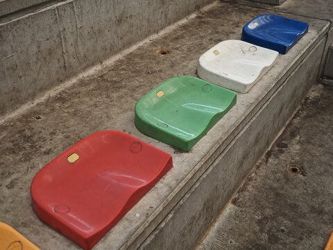Grada con asientos de colores en un front&oacute;n de pelota a mano