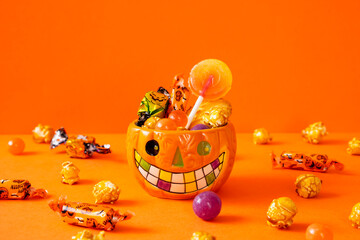 Halloween&rsquo;s cup filled with Halloween treats. ハロウィンのお菓子でいっぱいになったハロウィン用のカップ