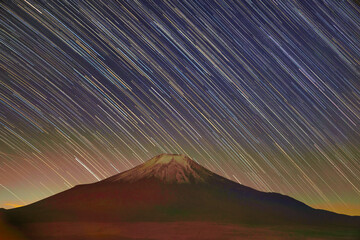富士山と星の軌跡