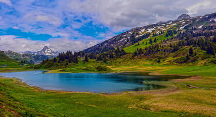 Der Kalbelesee am Hochtannbergpass in Warth Vorarlberg, Österreich	