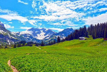 Wanderweg vom Hochtannbergpass in Warth zum Körbersee in Schröcken (Vorarlberg, Österreich)	