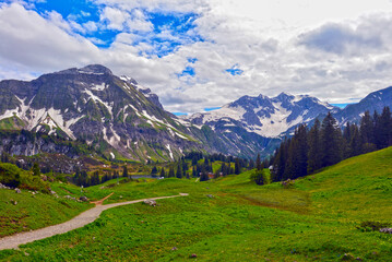 Wanderweg vom Hochtannbergpass in Warth zum Körbersee in Schröcken (Vorarlberg, Österreich)