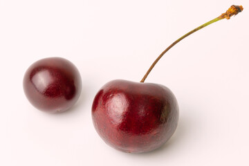Comparison of the size of cherries and sweet cherries.