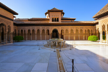 Obraz premium Patio de los Leones - Court of the Lions, Alhambra, Granada, Spain