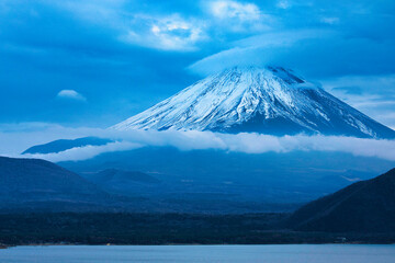 本栖湖と富士山の傘雲