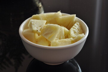 tigela de abacaxi cortado 