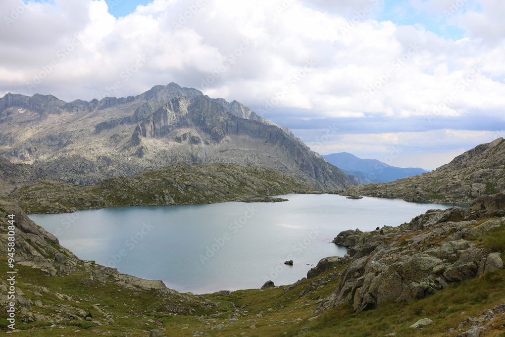 Wall mural mangades lake as seen from the trail to restanca refuge, aiguestortes & estany de sant maurici natio