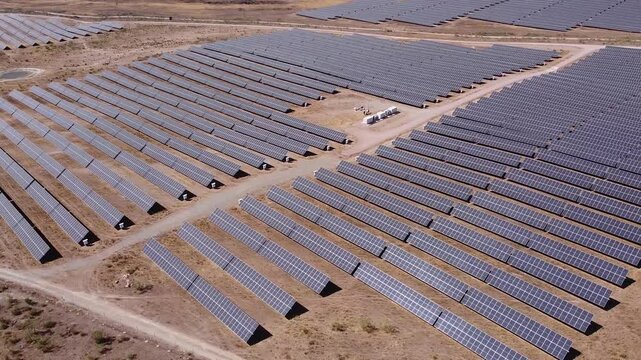 GRANJA SOLAR PANEO HACIA DERECHA AEREO.