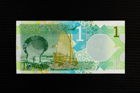 Traditional dhow (Bateel) and the oyster and pearl monument, portrait from Qatar 1 riyal 2020 banknote.