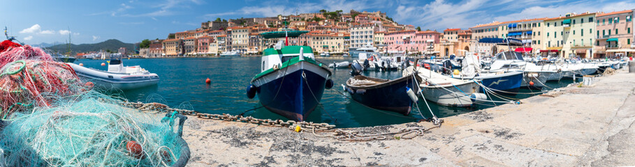 Obraz premium Close-up auf Fischernetze vor dem alten Hafen von Portoferraio auf Elba, Toskana, Italien