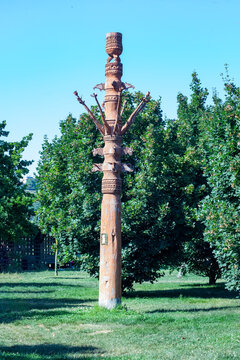 Friendship totem in Istanbul S&uuml;tl&uuml;ce park