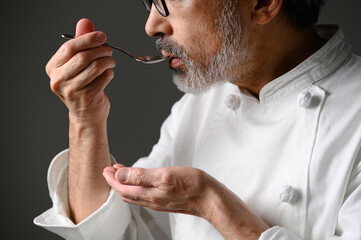 味を確かめるシェフ