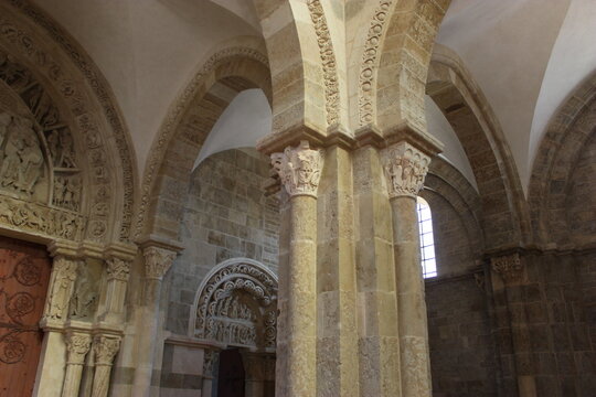 Basilique de V&eacute;zelay : pilier compos&eacute; dans le narthex