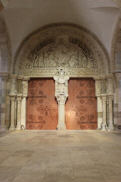 Basilique de V&eacute;zelay : portail central et grand tympan du narthex