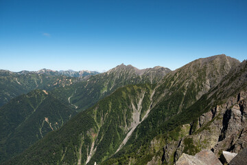 西穂高岳から望む槍ヶ岳 - 北アルプスの絶景