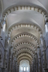 Fototapeta premium Basilique de Vézelay (intérieur) : voûte d'arrêtes sur arc doubleaux en plein cintre dans la nef