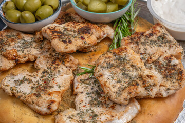 Grilled turkey meat pieces over flatbread for Mediterranean lunch.