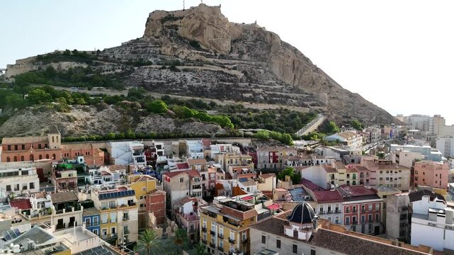Vista aerea di Alicante, Spagna. Primo piano della fortezza di Santa Barbara.
La citt&agrave; di Alicante, meta turistica della Costa Blanca della Spagna.