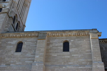 Basilique de Vézelay (extérieur) : mascarons (sur modillons) et bas du clocher (flan sud)