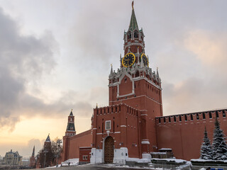 Fototapeta premium The Spasskaya Tower of the Moscow Kremlin, overlooking the Red Square. The gate to the Moscow Kremlin. The defensive wall surrounding the Kremlin. The chimes on the Spasskaya Tower.