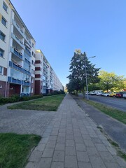 eine Wohngegend mit Bürgersteig in Rostock Lichtenhagen