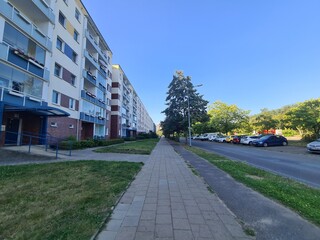 eine Wohngegend mit Bürgersteig in Rostock Lichtenhagen