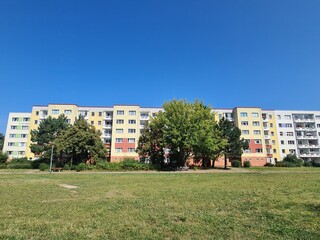 Fototapeta premium eine Wohngegend mit Wiese in Rostock Lichtenhagen