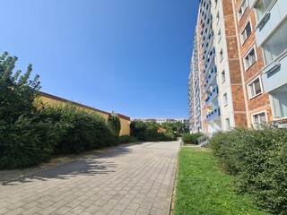 eine Wohngegend mit Bürgersteig in Rostock Lichtenhagen