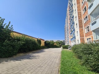 eine Wohngegend mit Bürgersteig in Rostock Lichtenhagen