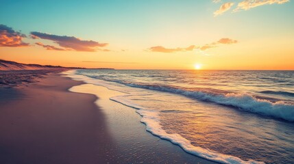 Obraz premium Golden Sunset over a Sandy Beach with Foamy Waves