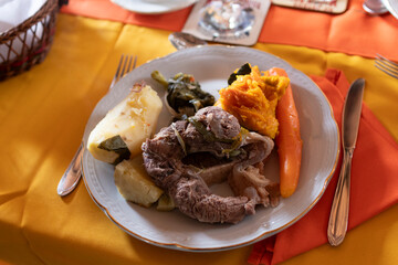 Guiso Carrero argentino servido en plato en mesa con colorido mantel