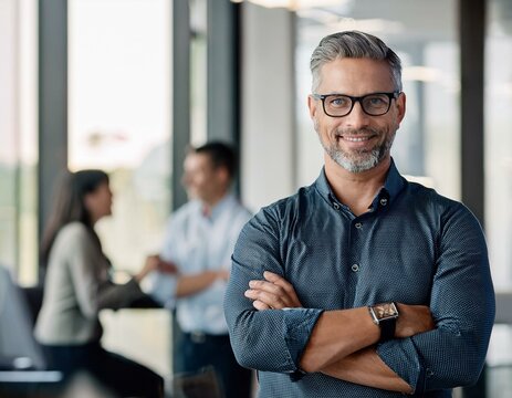 Primer plano de un hombre apuesto con los brazos cruzados; estilo de vida