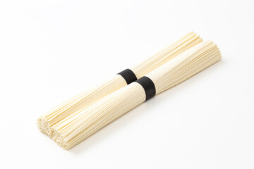白背景にそうめん