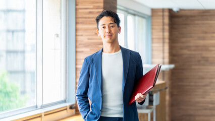 ファイルを持つ男性ビジネスマン
