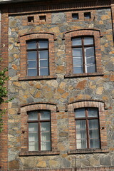 vier fenster in einer fassade aus stein in görlitz