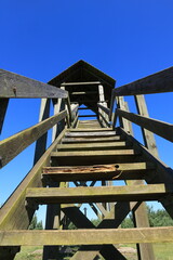 Blick durch eine Holzleiter von unten nach oben