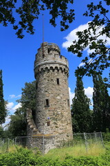 Der Bismarckturm bei der Stadt Wetzlar ist mit einem Bauzaun abgesichert
