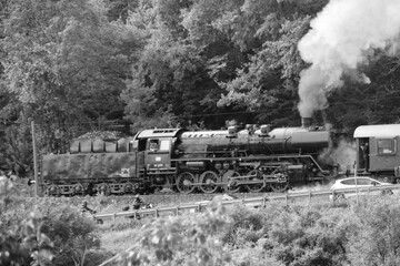 Dampflokomotive fährt durch das Heckengäu Richtung Weissach