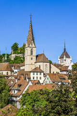 Fototapeta premium Stadt Baden, katholische Kirche, Stadtturm, Wehrturm, Altstadt, Schlossberg, Ruine, Altstadthäuser, Limmat, Fluss, Aargau, Sommer, Schweiz