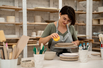 Using sponge for pottery class. Absorbing sponge to get rid of excess moisture. Applying more...