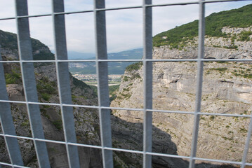 Vista su Longarone dalla diga del Vajont.