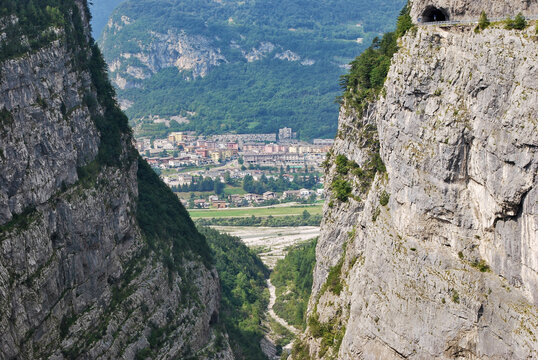 La cittadina di Longarone vista dalla diga del Vajont.