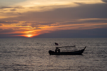 Obraz premium Fishing boat on the sea with sunset background.