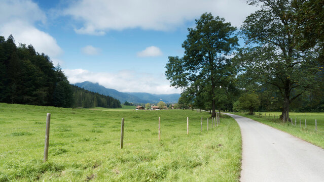 Bayerisches Oberland. Spazierweg am Fu&szlig;e des Walbergs &bdquo;Unterwallberg&ldquo; zwischen Valepper Stra&szlig;e, Enterrottach und Ellmau in Richtung Rottach-Egern