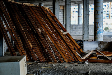 Obraz premium Müll auf der verlassenen Baustelle auf Kanarischen Inseln