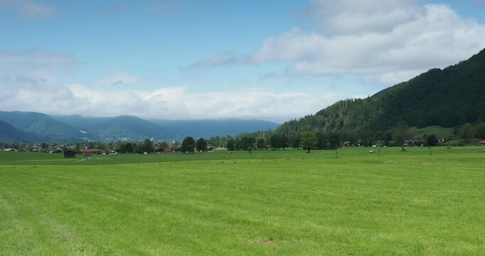 Bayerische Berglandschaft. Rottach-Egern und das Tergernseer Tal von den gr&uuml;nen Wiesen am Fu&szlig;e des Wallbergs &bdquo;Unterwallberg&ldquo; aus gesehen