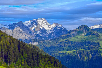 Obraz premium Blick von Faschina-Fontanella auf das Lechquellengebirge in Vorarlberg (Österreich)