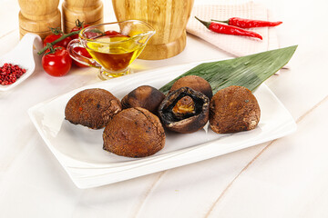 Baked brown champignons with spices